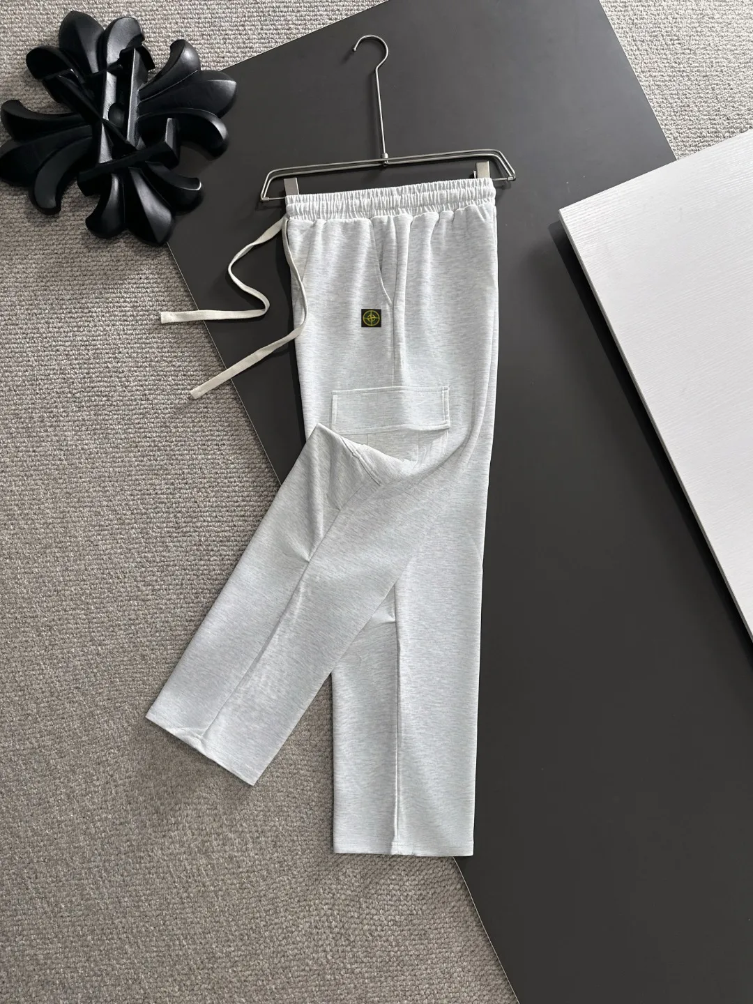 Next day shipment P360 Stone lsland/Stone Island Exclusively launches 25ss autumn and winter new high-quality trousers. Compare real-life details at will. Craftsmanship that ordinary small workshops cannot copy. Top-level ZP development. Unique imported fabric feel. Purely imported German machine production. Precision operation. Ten thousand needle density. A pair of trousers with rich details. You can see the development strength. A full set of new accessories are customized simultaneously. Simple yet elegant. Soft, delicate and comfortable. The upper body is versatile and fashionable. A perfect choice for autumn and winter, a must-have item. Sizes: M to 3XL (please state your height and weight when placing an order)
